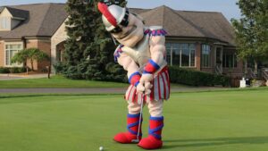 Tommy Titan hitting a putt at Fox Hills golf course.